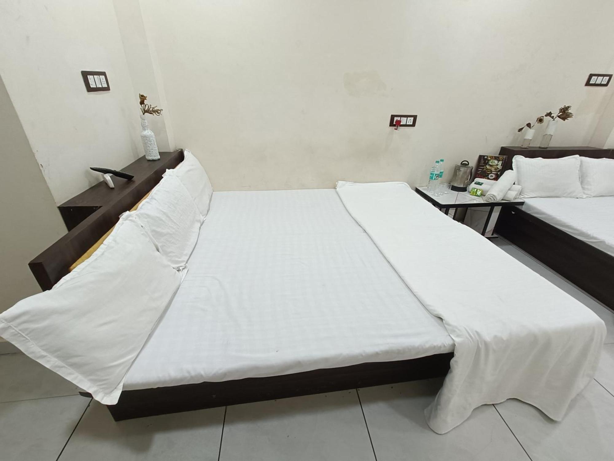 Treebo Yatri Grah Kshipra T Hotel Ujaim Exterior foto