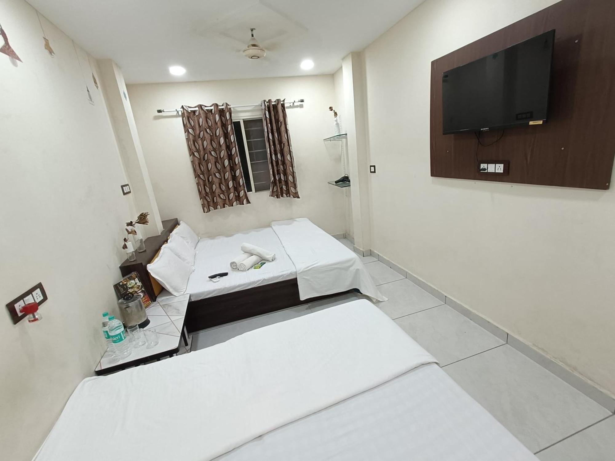 Treebo Yatri Grah Kshipra T Hotel Ujaim Exterior foto